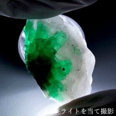 画像4: エメラルド 原石 約6.9g コロンビア ムソ鉱山産 【一点もの】 Emerald 鉱物 標本 結晶 緑柱石 浄化 お守り 天然石 パワーストーン カラーストーン (4)