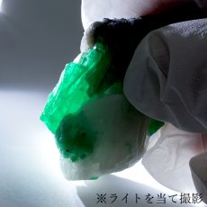 画像5: エメラルド 原石 約32.0g コロンビア ムソ鉱山産 【一点もの】 Emerald 鉱物 標本 結晶 緑柱石 浄化 お守り 天然石 パワーストーン カラーストーン (5)