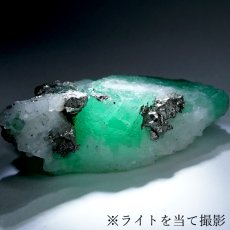 画像4: エメラルド パイライト共生 原石 約8.9g コロンビア ムソ鉱山産 【一点もの】 Emerald 鉱物 標本 結晶 緑柱石 浄化 お守り 天然石 パワーストーン カラーストーン (4)