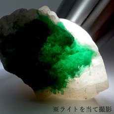 画像4: エメラルド 原石 約33.9g コロンビア ムソ鉱山産 【一点もの】 Emerald 鉱物 標本 結晶 緑柱石 浄化 お守り 天然石 パワーストーン カラーストーン (4)