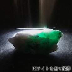 画像4: エメラルド 原石 約2.9g コロンビア ムソ鉱山産 【一点もの】 Emerald 鉱物 標本 結晶 緑柱石 浄化 お守り 天然石 パワーストーン カラーストーン (4)