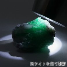 画像4: エメラルド 原石 約7.5g コロンビア ムソ鉱山産 【一点もの】 Emerald 鉱物 標本 結晶 緑柱石 浄化 お守り 天然石 パワーストーン カラーストーン (4)
