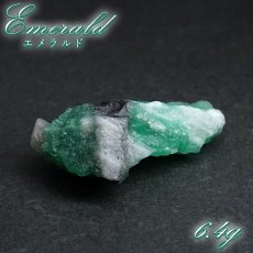 画像1: エメラルド 原石 約6.4g コロンビア ムソ鉱山産 【一点もの】 Emerald 鉱物 標本 結晶 緑柱石 浄化 お守り 天然石 パワーストーン カラーストーン (1)