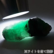 画像4: エメラルド 原石 約6.4g コロンビア ムソ鉱山産 【一点もの】 Emerald 鉱物 標本 結晶 緑柱石 浄化 お守り 天然石 パワーストーン カラーストーン (4)