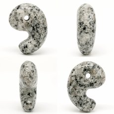 画像2: 滝根御影石 30mm 勾玉 福島県産 川内村 Takine Granite グラナイト 雲母 日本銘石 天然石 パワーストーン カラーストーン (2)
