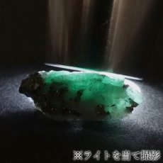 画像4: エメラルド 原石 約2.5g コロンビア ムソ鉱山産 【一点もの】 Emerald 鉱物 標本 結晶 緑柱石 浄化 お守り 天然石 パワーストーン カラーストーン (4)