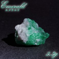 画像1: エメラルド 原石 約5.3g コロンビア ムソ鉱山産 【一点もの】 Emerald 鉱物 標本 結晶 緑柱石 浄化 お守り 天然石 パワーストーン カラーストーン (1)