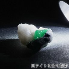 画像4: エメラルド 原石 約2.2g コロンビア ムソ鉱山産 【一点もの】 Emerald 鉱物 標本 結晶 緑柱石 浄化 お守り 天然石 パワーストーン カラーストーン (4)