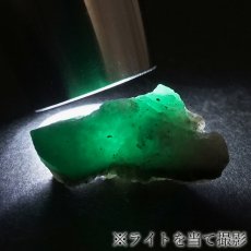 画像4: エメラルド 原石 約5.1g コロンビア ムソ鉱山産 【一点もの】 Emerald 鉱物 標本 結晶 緑柱石 浄化 お守り 天然石 パワーストーン カラーストーン (4)
