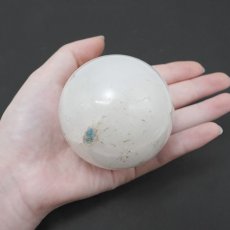 画像5: パパゴアイトインクォーツ 62mm 丸玉 南アフリカ産【 一点もの 】Papagoite in Quartz 希少 水晶 クォーツ スフィア お守り 浄化 天然石 パワーストーン カラーストーン (5)