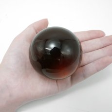 画像5: 【山梨甲府研磨】黒水晶 60mm 丸玉 ブラジル産 【一点物】手研磨 山梨県甲府市 職人 匠 宝石研磨 クォーツ スフィア お守り 浄化 天然石 パワーストーン カラーストーン (5)