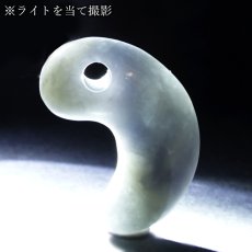 画像3: 糸魚川翡翠 ラベンダー 約33mm 勾玉 新潟県産【一点物】Itoigawa Jade 日本銘石 希少 国石 5月誕生石 糸魚川ひすい 天然石 パワーストーン カラーストーン (3)