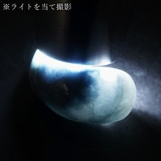 画像3: 糸魚川翡翠 ブルー 約29mm 勾玉 新潟県 小滝入コン沢産【一点物】Itoigawa Jade Blue日本銘石 希少 国石 5月誕生石 糸魚川ひすい 天然石 パワーストーン カラーストーン (3)