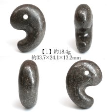 画像2: コンドライト 勾玉 30mm モロッコ産 Chondrite 【 一点物 】 隕石 コンドライト隕石 コンドリュール 宇宙 超希少 まがたま 天然石 パワーストーン カラーストーン (2)