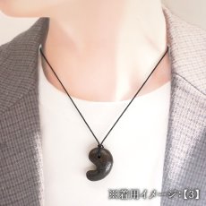 画像5: コンドライト 勾玉 30mm モロッコ産 Chondrite 【 一点物 】 隕石 コンドライト隕石 コンドリュール 宇宙 超希少 まがたま 天然石 パワーストーン カラーストーン (5)