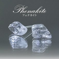 画像1: フェナカイト ピアス 原石 突き刺し型 ロシア産【 一点もの 】Phenakite 日本製 自社製 ステンレス 金属アレルギー対応 希少石 フェナス石 マリシェボ ウラル地方 鉱物 浄化 お守り 天然石 パワーストーン (1)