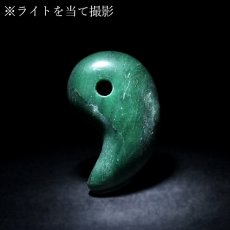 画像3: ナミビア翡翠 勾玉 小 10mm ナミビア産 namibian Jade ナミビアンジェード パワーストーン 天然石 お守り カラーストーン (3)