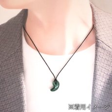 画像4: ナミビア翡翠 勾玉 小 10mm ナミビア産 namibian Jade ナミビアンジェード パワーストーン 天然石 お守り カラーストーン (4)