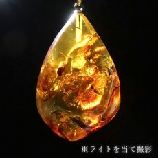 画像3: アンバー ペンダントトップ フレイム型 リトアニア産 K18 【一点もの】 Amber アンバー 琥珀 花弁入り フラワーアンバー 日本製 天然石 パワーストーン カラーストーン (3)