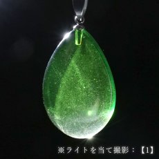 画像7: グリーンアンバー ペンダントトップ ドロップ型 リトアニア産 【一点もの】 Amber アンバー 琥珀 日本製 ステンレス 内包物 植物 天然石 パワーストーン カラーストーン (7)