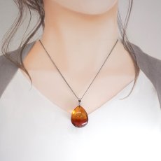 画像4: アンバー ペンダントトップ ドロップ型 リトアニア産 【一点もの】 Amber アンバー 琥珀 ステンレス 日本製 天然石 パワーストーン カラーストーン (4)
