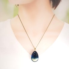 画像4: サファイアブルーアンバー ペンダントトップ ドロップ型 リトアニア産 【一点もの】 Amber アンバー 琥珀 ステンレス 日本製 天然石 パワーストーン カラーストーン (4)