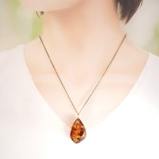 画像4: アンバー ペンダントトップ フレイム型 リトアニア産 K18 【一点もの】 Amber アンバー 琥珀 花弁入り フラワーアンバー 日本製 天然石 パワーストーン カラーストーン (4)