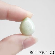 画像8: 糸魚川翡翠 ルース 新潟県産【一点物】高品質 ドロップ カボション Itoigawa Jade 日本銘石 正規代理店 日本製 鉱物 翡翠 ひすい 希少 国石 雫型 しずく お守り 浄化 天然石 パワーストーン (8)