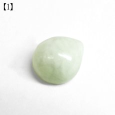 画像3: 糸魚川翡翠 ルース 新潟県産【一点物】高品質 ドロップ カボション Itoigawa Jade 日本銘石 正規代理店 日本製 鉱物 翡翠 ひすい 希少 国石 雫型 しずく お守り 浄化 天然石 パワーストーン (3)