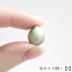 画像8: 糸魚川翡翠 ルース 新潟県産【一点物】高品質 ドロップ カボション Itoigawa Jade 日本銘石 正規代理店 日本製 鉱物 翡翠 ひすい 希少 国石 雫型 しずく お守り 浄化 天然石 パワーストーン (8)