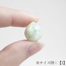 画像8: 糸魚川翡翠 ルース 新潟県産【一点物】高品質 ドロップ カボション Itoigawa Jade 日本銘石 正規代理店 日本製 鉱物 翡翠 ひすい 希少 国石 雫型 しずく お守り 浄化 天然石 パワーストーン (8)