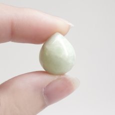 画像5: 糸魚川翡翠 ルース 3.2g 新潟県産【一点物】高品質 ドロップ カボション Itoigawa Jade 日本銘石 正規代理店 日本製 鉱物 翡翠 ひすい 希少 国石 雫型 しずく お守り 浄化 天然 パワーストーン (5)