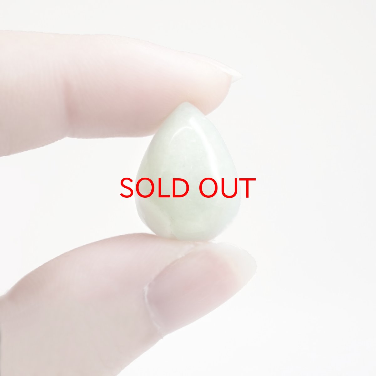 画像5: 糸魚川翡翠 ルース 3.9g 新潟県産【一点物】高品質 ドロップ カボション Itoigawa Jade 日本銘石 正規代理店 日本製 鉱物 翡翠 ひすい 希少 国石 雫型 しずく お守り 浄化 天然 パワーストーン (5)