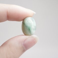画像5: 糸魚川翡翠 ルース 3.2g 新潟県産【一点物】高品質 オーバル カボション Itoigawa Jade 日本銘石 正規代理店 日本製 鉱物 翡翠 ひすい 希少 国石 楕円形 お守り 浄化 天然石 パワーストーン (5)