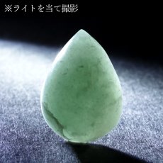 画像4: 糸魚川翡翠 ルース 3.9g 新潟県産【一点物】高品質 ドロップ カボション Itoigawa Jade 日本銘石 正規代理店 日本製 鉱物 翡翠 ひすい 希少 国石 雫型 しずく お守り 浄化 天然 パワーストーン (4)