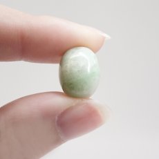 画像5: 糸魚川翡翠 ルース 2.2g 新潟県産【一点物】高品質 オーバル カボション Itoigawa Jade 日本銘石 正規代理店 日本製 鉱物 翡翠 ひすい 希少 国石 楕円形 お守り 浄化 天然石 パワーストーン (5)