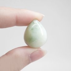 画像5: 糸魚川翡翠 ルース 5.5g 新潟県産【一点物】高品質 ドロップ カボション Itoigawa Jade 日本銘石 正規代理店 日本製 鉱物 翡翠 ひすい 希少 国石 雫型 しずく お守り 浄化 天然 パワーストーン (5)