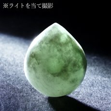 画像4: 糸魚川翡翠 ルース 3.2g 新潟県産【一点物】高品質 ドロップ カボション Itoigawa Jade 日本銘石 正規代理店 日本製 鉱物 翡翠 ひすい 希少 国石 雫型 しずく お守り 浄化 天然 パワーストーン (4)