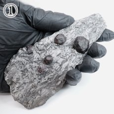 画像6: ガーネット on グラファイト 原石 アメリカ レッドエンバーズ鉱山産 【一点もの】 Garnet on Graphite ガーネットオングラファイト 鉱物 共生 標本 結晶 柘榴石 石墨 浄化 お守り 天然石 パワーストーン カラーストーン (6)