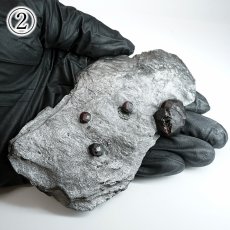 画像7: ガーネット on グラファイト 原石 アメリカ レッドエンバーズ鉱山産 【一点もの】 Garnet on Graphite ガーネットオングラファイト 鉱物 共生 標本 結晶 柘榴石 石墨 浄化 お守り 天然石 パワーストーン カラーストーン (7)