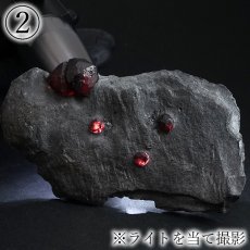画像9: ガーネット on グラファイト 原石 アメリカ レッドエンバーズ鉱山産 【一点もの】 Garnet on Graphite ガーネットオングラファイト 鉱物 共生 標本 結晶 柘榴石 石墨 浄化 お守り 天然石 パワーストーン カラーストーン (9)