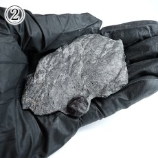 画像7: ガーネット on グラファイト 原石 アメリカ レッドエンバーズ鉱山産 【一点もの】 Garnet on Graphite ガーネットオングラファイト 鉱物 共生 標本 結晶 柘榴石 石墨 浄化 お守り 天然石 パワーストーン カラーストーン (7)