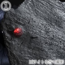 画像8: ガーネット on グラファイト 原石 アメリカ レッドエンバーズ鉱山産 【一点もの】 Garnet on Graphite ガーネットオングラファイト 鉱物 共生 標本 結晶 柘榴石 石墨 浄化 お守り 天然石 パワーストーン カラーストーン (8)