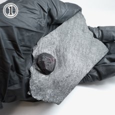 画像6: ガーネット on グラファイト 原石 アメリカ レッドエンバーズ鉱山産 【一点もの】 Garnet on Graphite ガーネットオングラファイト 鉱物 共生 標本 結晶 柘榴石 石墨 浄化 お守り 天然石 パワーストーン カラーストーン (6)