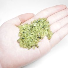 画像3: ペリドット レアさざれ 100g Peridot 8月誕生石 太陽の石 ヒーリング 浄化 天然石 パワーストーン カラーストーン (3)