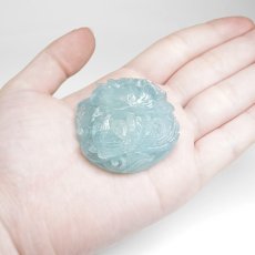 画像4: アクアマリン 蓮 彫り物 約34.8g ブラジル産【一点もの】Aquamarine 風水 3月誕生石 藍柱石 藍玉 ベリル 緑柱石 花 ハス 蓮華 レンゲ天然石 パワーストーン カラーストーン (4)