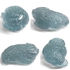 画像2: アクアマリン 三本足蛙 彫り物 約3.9g ブラジル産【一点もの】Aquamarine 風水 3月誕生石 藍柱石 藍玉 ベリル 緑柱石 カエル 銭蛙 金蟾 天然石 パワーストーン カラーストーン (2)