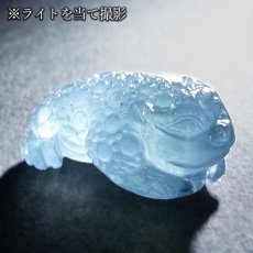 画像4: アクアマリン 三本足蛙 彫り物 約3.9g ブラジル産【一点もの】Aquamarine 風水 3月誕生石 藍柱石 藍玉 ベリル 緑柱石 カエル 銭蛙 金蟾 天然石 パワーストーン カラーストーン (4)
