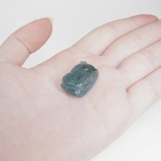 画像5: アクアマリン 豚 彫り物 約7.3g ブラジル産【一点もの】Aquamarine 風水 3月誕生石 藍柱石 藍玉 ベリル 緑柱石 天然石 パワーストーン カラーストーン (5)