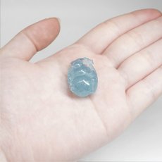画像4: アクアマリン 瓢箪 彫り物 約7.8g ブラジル産【一点もの】Aquamarine 風水 3月誕生石 藍柱石 藍玉 ベリル 緑柱石 ひょうたん 天然石 パワーストーン カラーストーン (4)